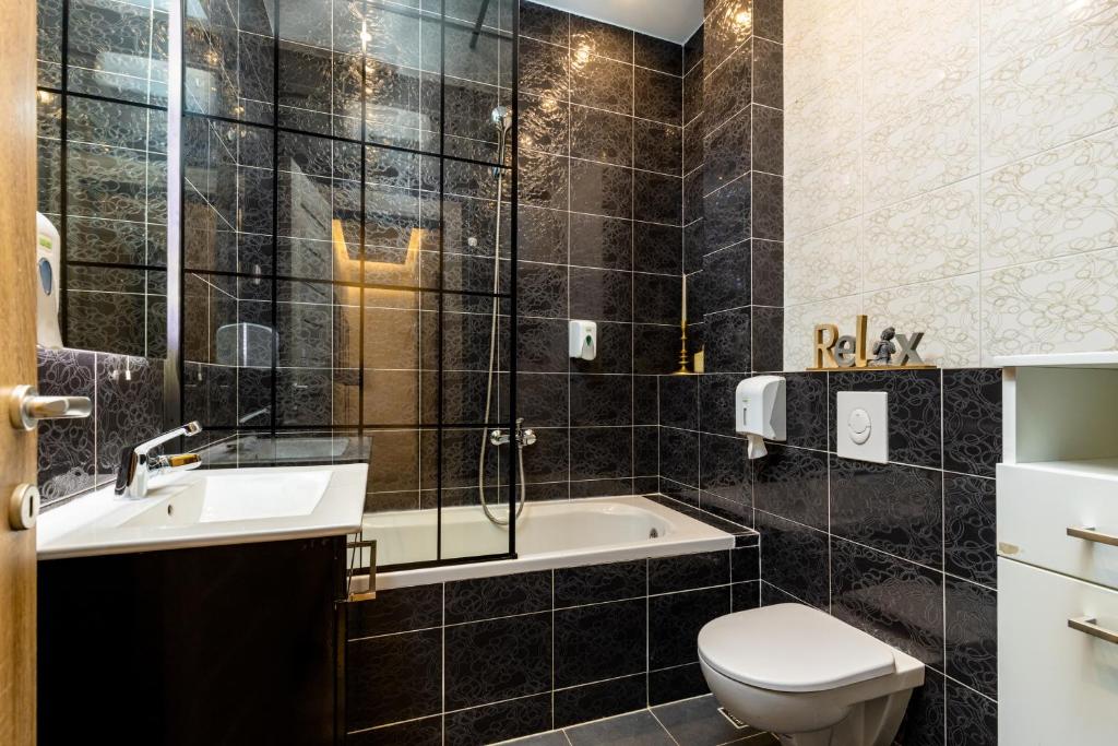 Koupelna v ubytování Apart hotel M S KATUNJANIN