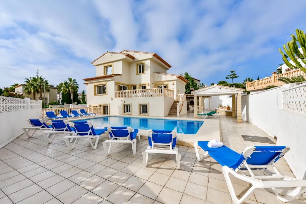eine Terrasse mit Stühlen und einem Swimmingpool in der Unterkunft Villas Guzman - Stefka in Calpe