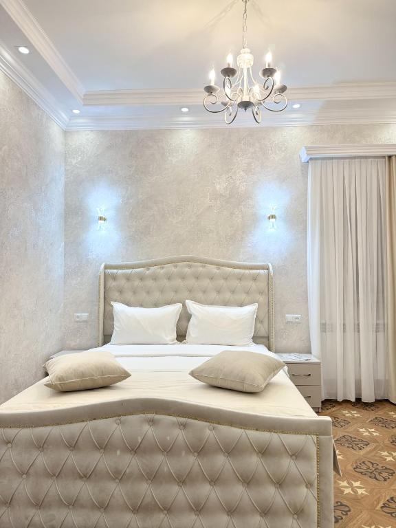 Postel nebo postele na pokoji v ubytování Royal Renaissance Hotel