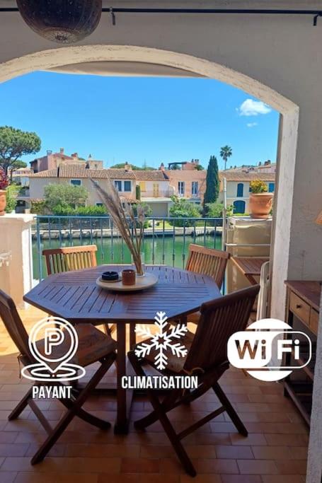 une table et des chaises sur une terrasse avec vue dans l'établissement Appartement Port Grimaud, à Grimaud