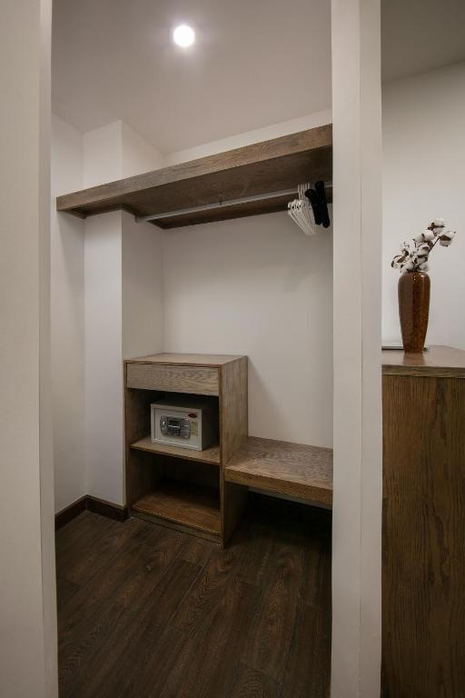 Deluxe King Studio with Bathtub and Kitchen