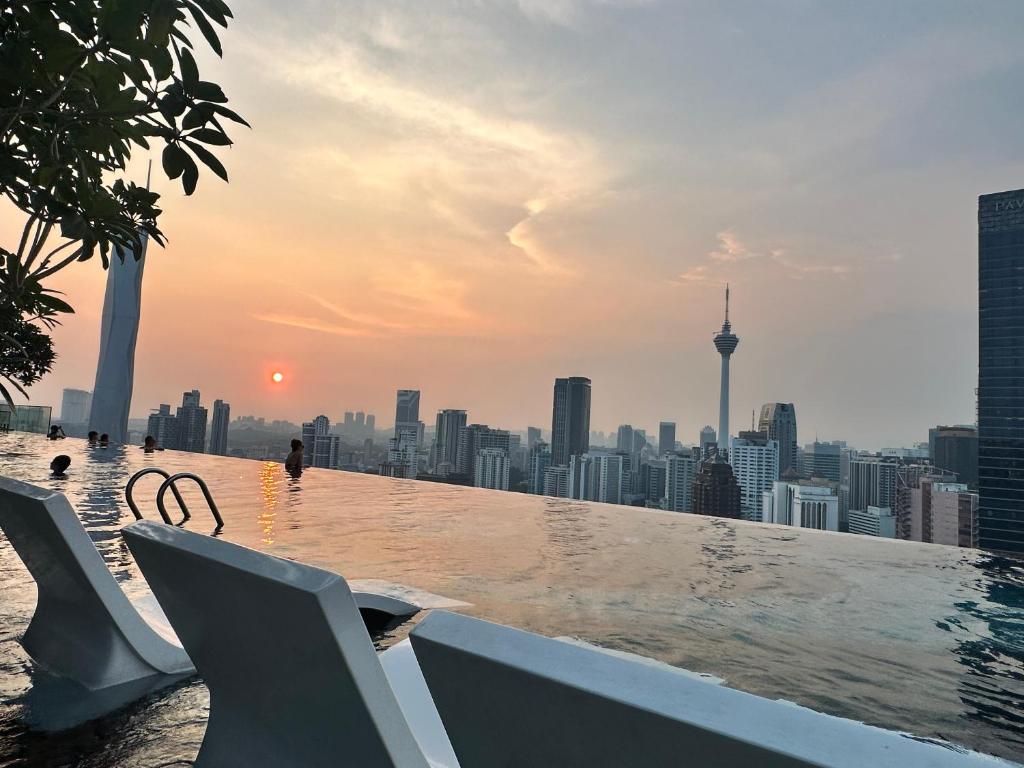 吉隆坡Axon Residence Suites KL的享有城市美景的无边泳池