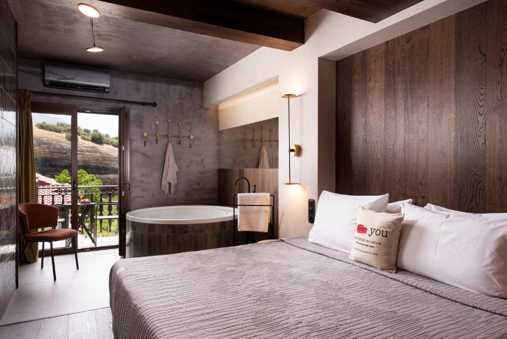 Postel nebo postele na pokoji v ubytování Tsikeli Boutique Hotel Meteora - Adults Friendly