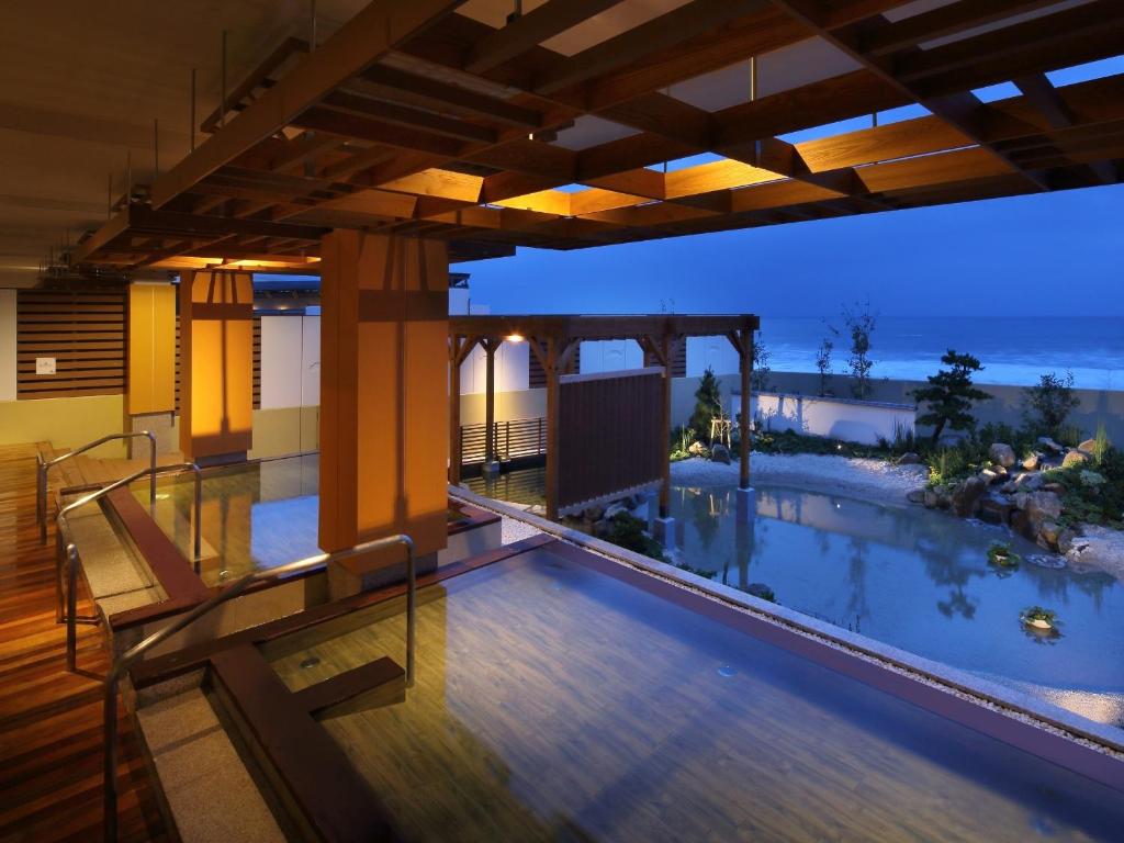 Bazén v ubytování Kamogawa Grand Hotel nebo v jeho okolí