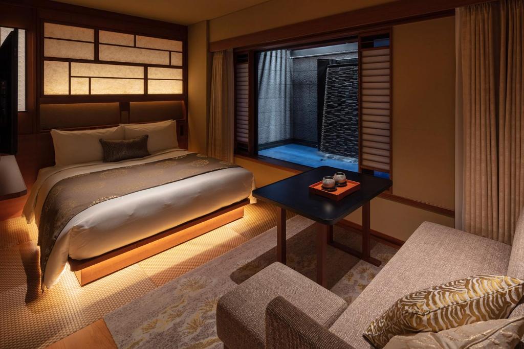 Postel nebo postele na pokoji v ubytování Sora Niwa Terrace Kyoto Bettei