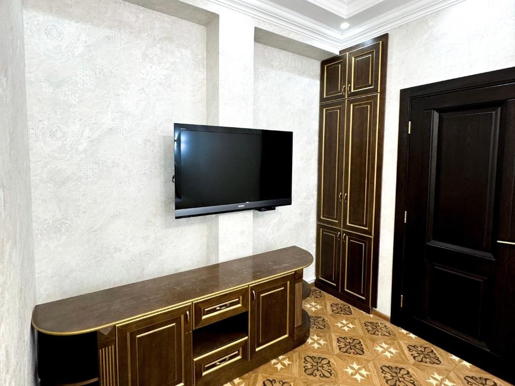TV a/nebo společenská místnost v ubytování Royal Renaissance Hotel