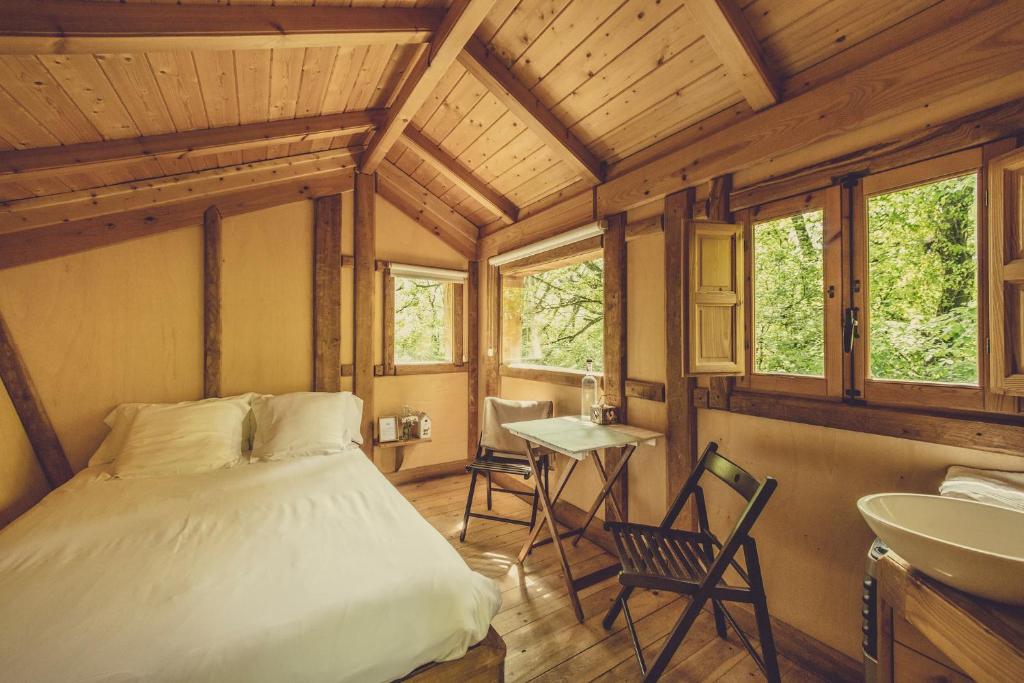 Postel nebo postele na pokoji v ubytování Beigorri Basoa Suites
