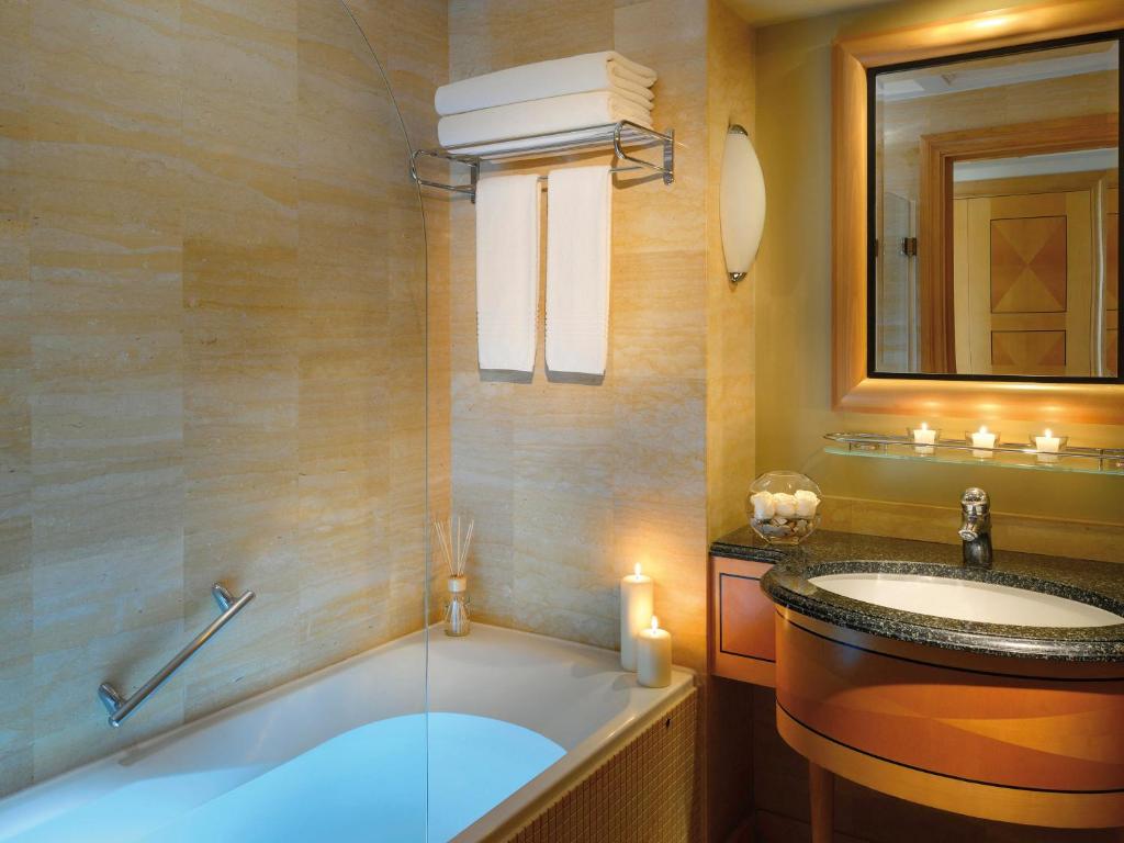 Vannituba majutusasutuses Mövenpick Hotel Doha