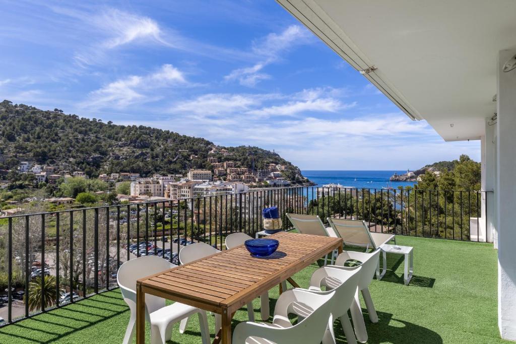 a table and chairs on a balcony with a view of the ocean at Bellavista Attic in Port de Soller