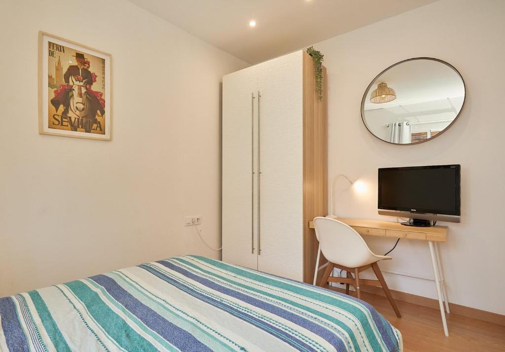 Una televisión o centro de entretenimiento en GuestReady - Acogedor Apt en La Barceloneta