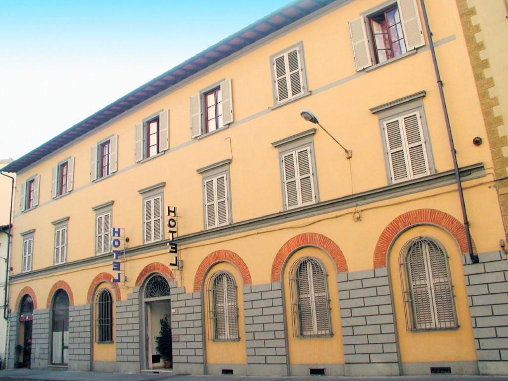 ein gelbes Gebäude mit vielen Fenstern in der Unterkunft Hotel Rita Major in Florenz