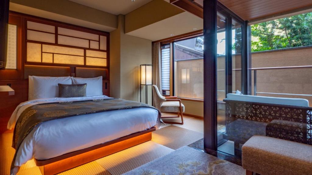 Postel nebo postele na pokoji v ubytování Sora Niwa Terrace Kyoto Bettei