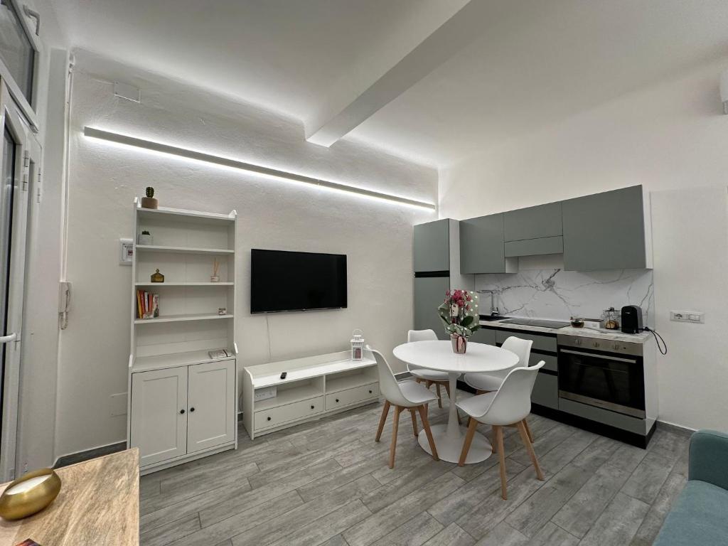 a kitchen and dining room with a table and chairs at appartamento Pekoe in Modena