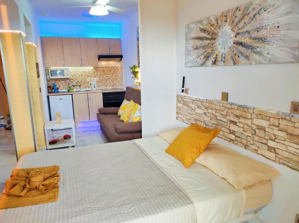 une chambre avec un lit et un mur de briques dans l'établissement Lovely apartment top views, heated pool, great location, à San Miguel de Abona