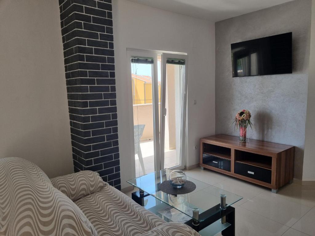 Televízia a/alebo spoločenská miestnosť v ubytovaní Jurić Apartments