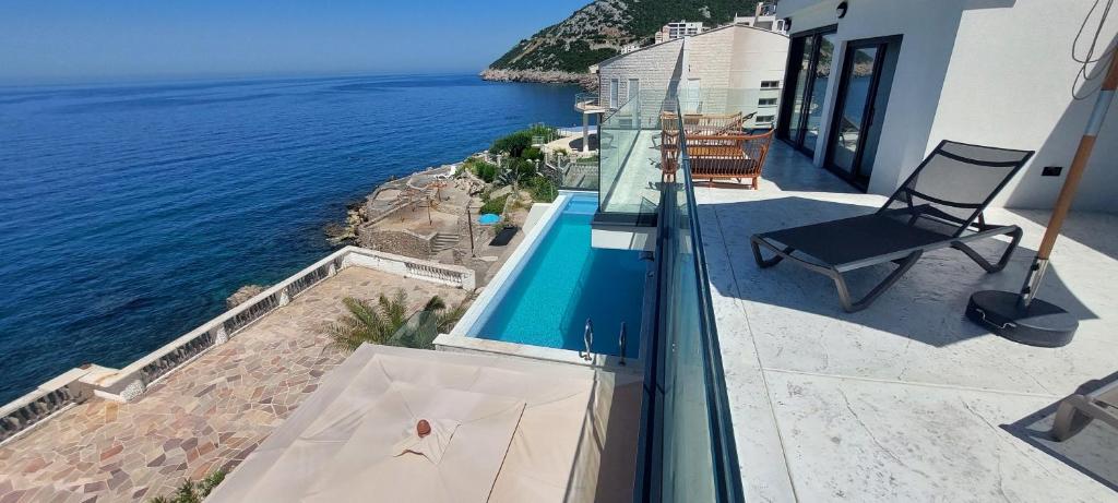 ein Haus mit einem Pool am Meer in der Unterkunft Sea Cliff Villa in Bar
