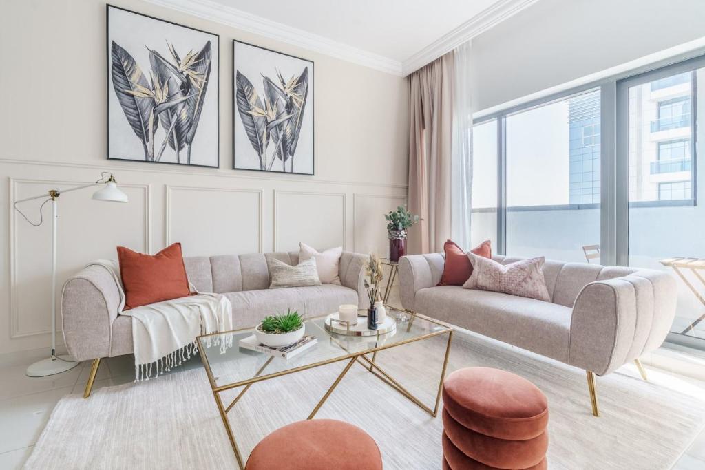 GuestReady – Beige Elegance in Business Bay