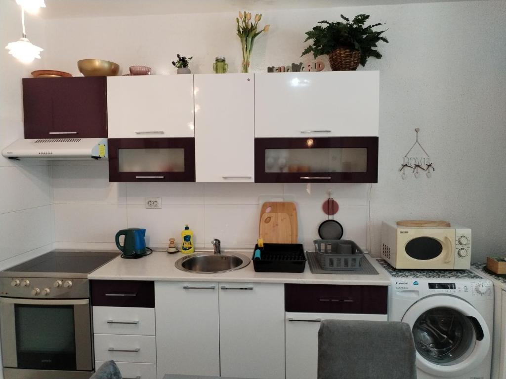 Kuchyňa alebo kuchynka v ubytovaní Apartment Suzana 2BR Split with balcony