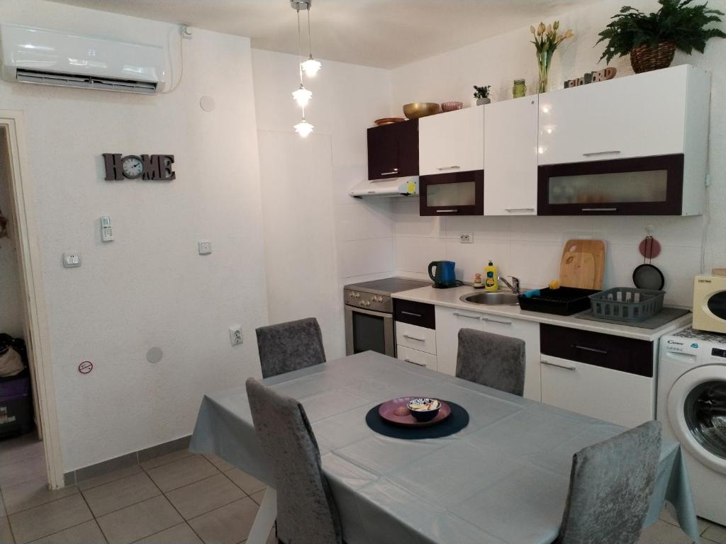 Kuchyňa alebo kuchynka v ubytovaní Apartment Suzana 2BR Split with balcony