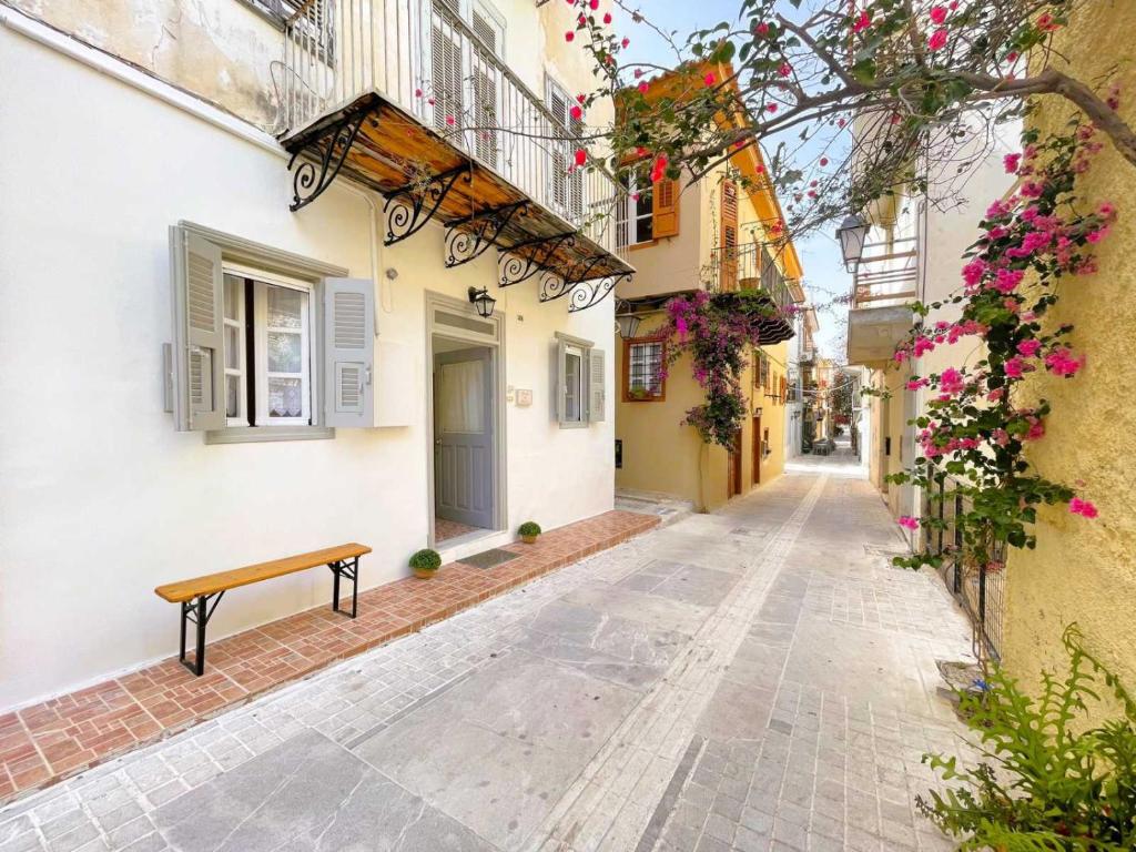 un banco sentado en medio de una calle en Casa Di Nafplio, en Nauplia