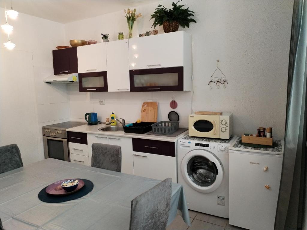Kuchyňa alebo kuchynka v ubytovaní Apartment Suzana 2BR Split with balcony