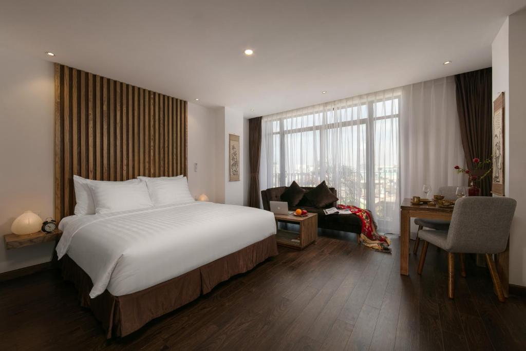 Luxury Suite Studio with Bathtub, Kitchen and Balcony with Quiet Street View