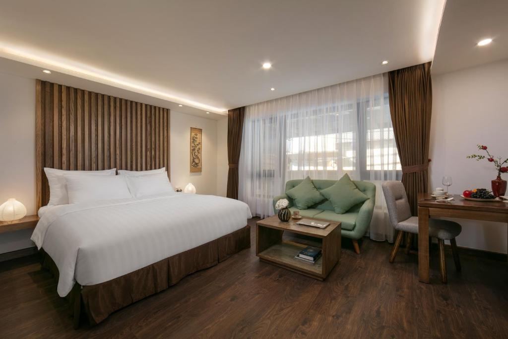 Luxury Suite Studio with Bathtub, Kitchen and Balcony with Quiet Street View