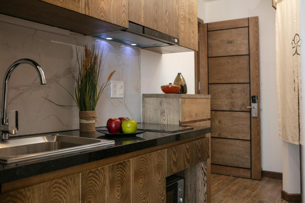 Luxury Suite Studio with Bathtub, Kitchen and Balcony with Quiet Street View