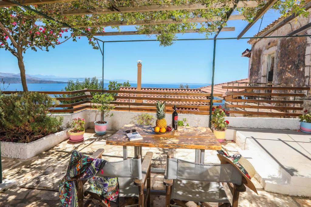 stół i krzesła na patio z widokiem w obiekcie Joannas Sea-View Stone House w mieście Katávolos