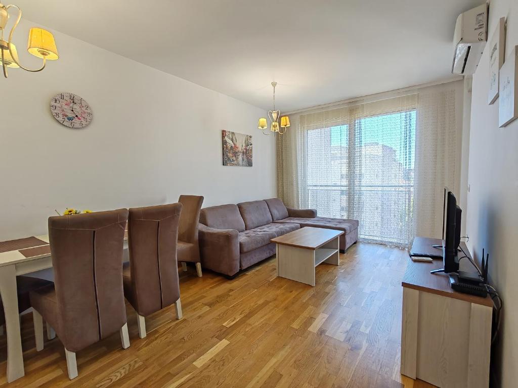 una sala de estar con un sofá y una mesa en Andrey Apartment, en Budva