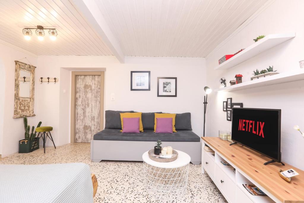 Telewizja i/lub zestaw kina domowego w obiekcie Joannas Sea-View Stone House