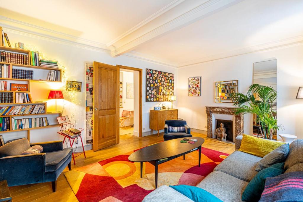 un salon avec un canapé et une table dans l'établissement GuestReady - Excellent séjour dans le 11ème arr., à Paris