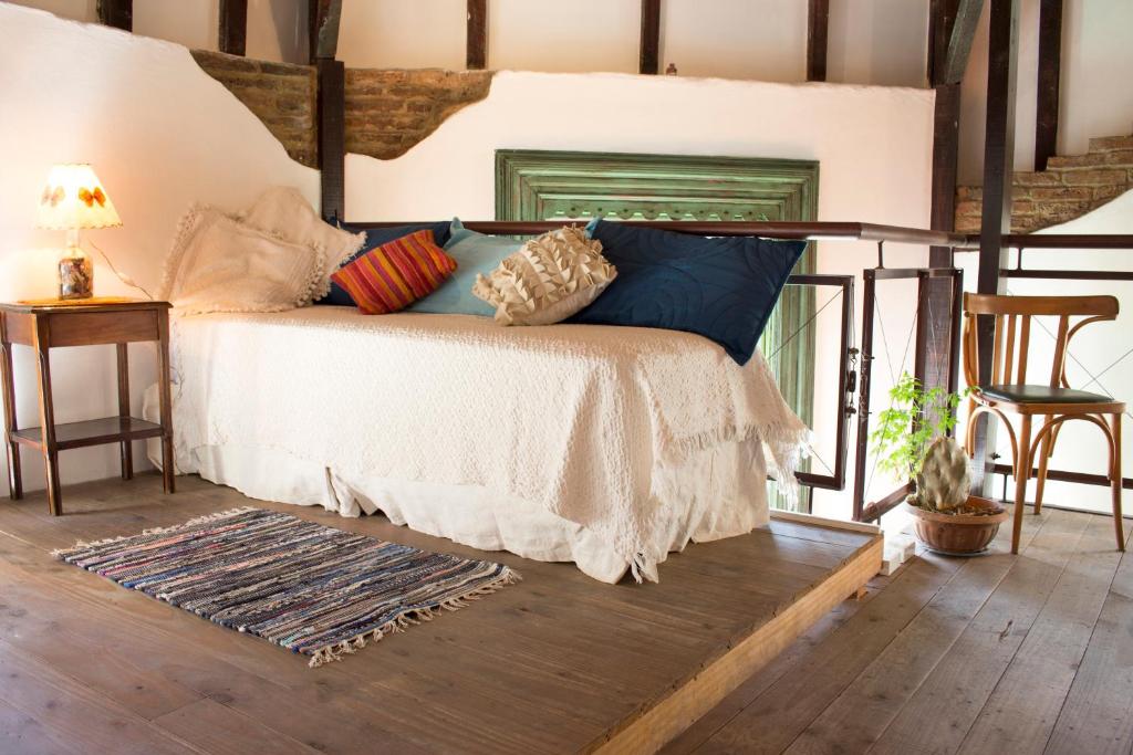 Un dormitorio con una cama con almohadas encima. en Loft Antiguo sobre Av de Mayo, en Buenos Aires