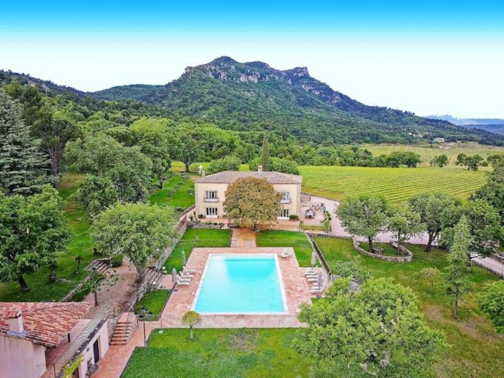 une vue aérienne d'une maison avec piscine dans l'établissement Engardin, un havre de paix en Provence Verte, à La Celle