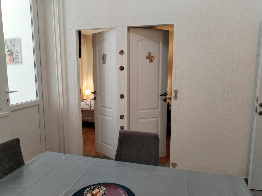 Posteľ alebo postele v izbe v ubytovaní Apartment Suzana 2BR Split with balcony
