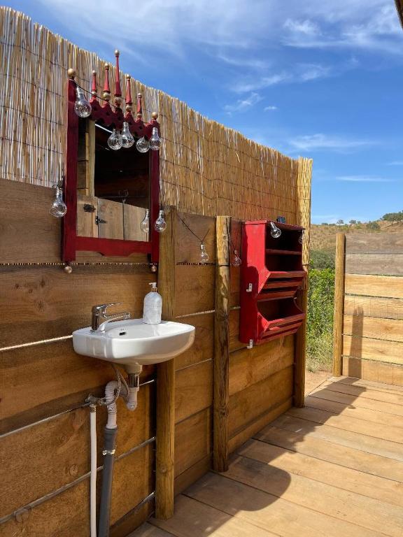 Večerní zábavní program pro hosty v ubytování twinspringsglamping