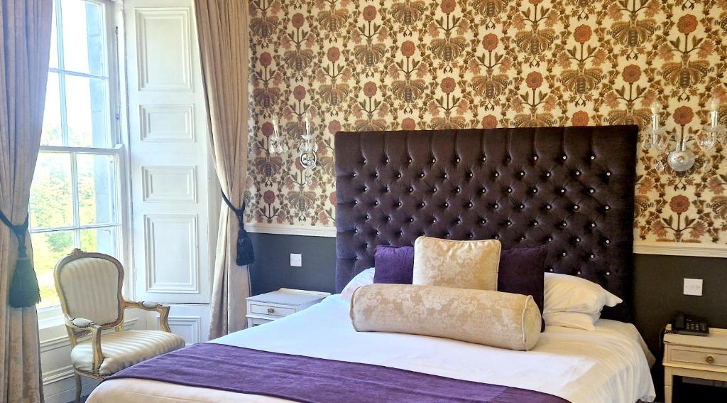 Postel nebo postele na pokoji v ubytování Belleek Castle, Ballina
