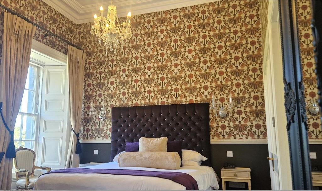 Postel nebo postele na pokoji v ubytování Belleek Castle, Ballina