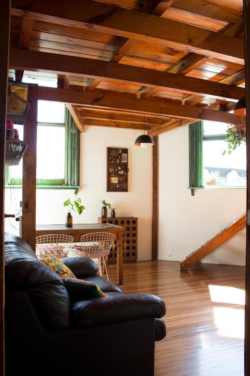 a living room with a leather couch and wooden ceilings at Loft Antiguo sobre Av de Mayo in Buenos Aires