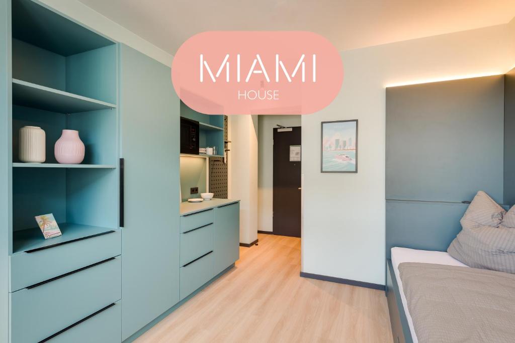 a room with a bed and a miami house at MIAMI House in Hamburg
