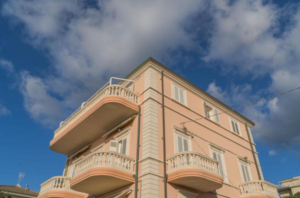 ein hohes Gebäude mit Balkonen auf dem Dach in der Unterkunft Villa Corallo Sofia in San Vincenzo