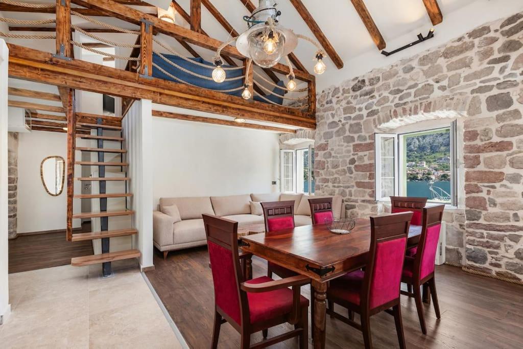 Seaside Stone House - Bella Vista