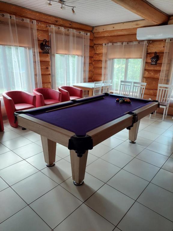 Biliár nebo kulečník v ubytování Ojaperve Peo -ja Puhkemaja