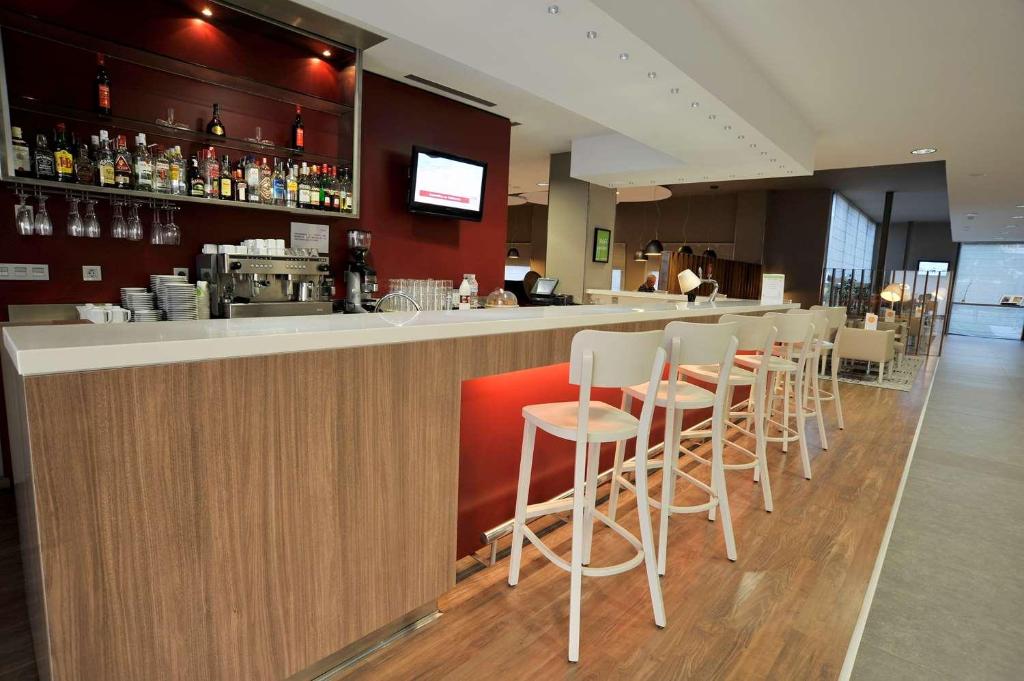 Lounge alebo bar v ubytovaní Travelodge Málaga Airport