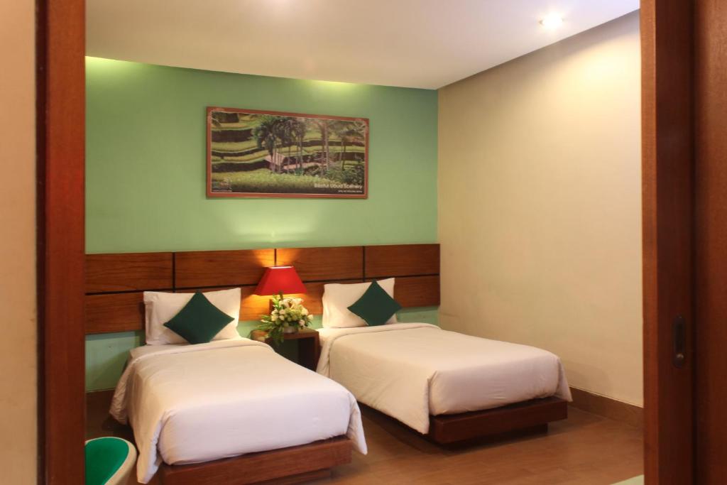 The Green Zhurga Suite - One-Bedroom Apartment With Garden View