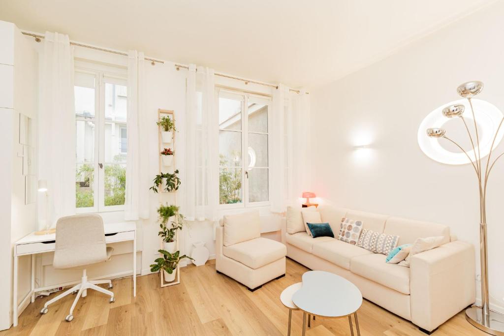 - un salon blanc avec un canapé blanc et un bureau dans l'établissement Paris 7th Bright 50m Walk to Eiffel Tower, à Paris