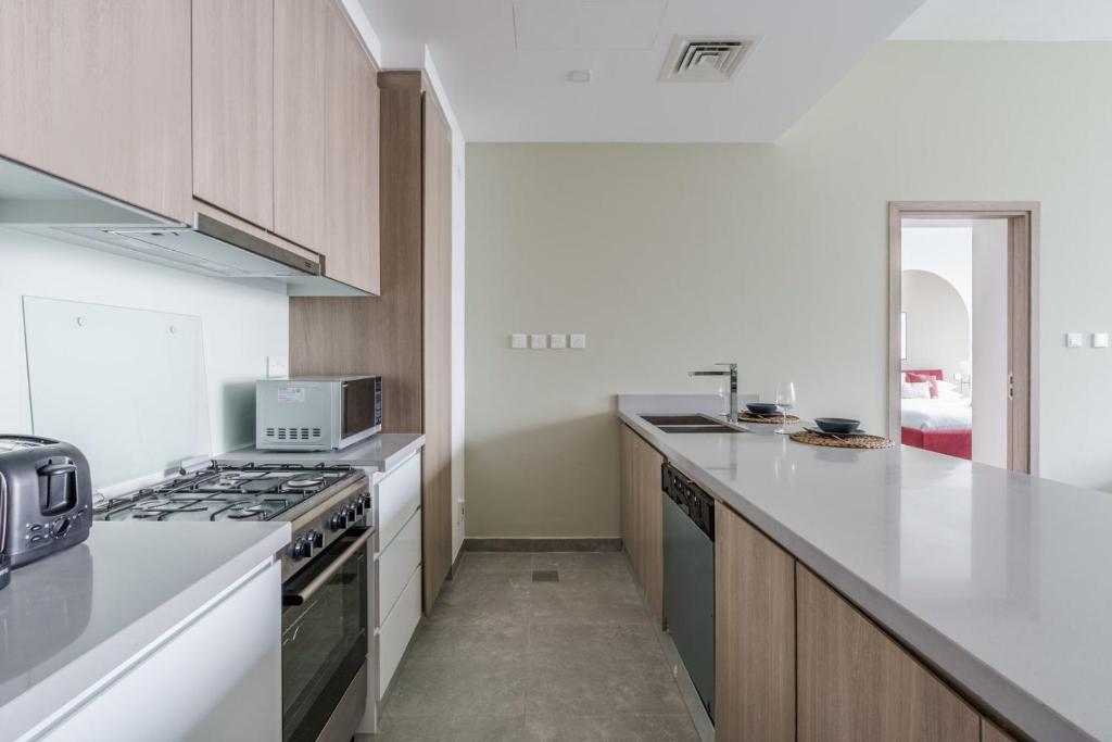 Kuchyň nebo kuchyňský kout v ubytování GuestReady - Modern Mirza with Marina View