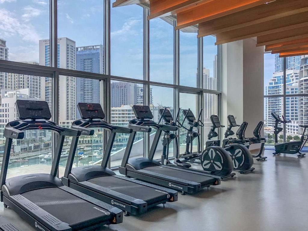 Fitness centrum a/nebo fitness zařízení v ubytování GuestReady - Modern Mirza with Marina View