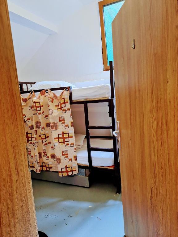 Postel nebo postele na pokoji v ubytování Downtown Hostel