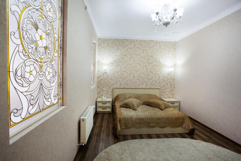 1 dormitorio con 2 camas y un cuadro en la pared en Hotel Zolotoy Globus, en Pyatigorsk